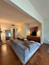 9080 Shoreham Dr in West Hollywood, CA - Building Photo - Building Photo