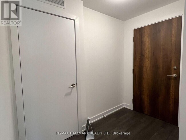 251 Manitoba St in Toronto, ON - Building Photo - Building Photo