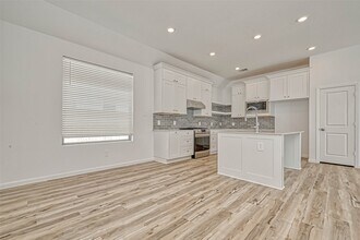 1429 Northwood Blf Ln in Pinehurst, TX - Building Photo - Building Photo