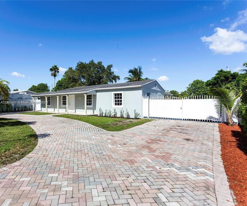 551 E 39th St-Unit -Front in Hialeah, FL - Building Photo