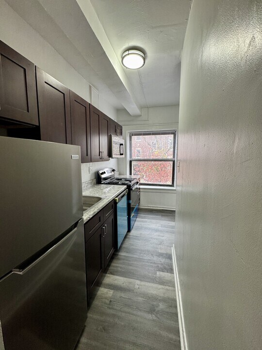 7445 N Greenview Ave, Unit 318 in Chicago, IL - Building Photo