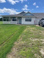 1053 A Highland Dr in Glen Rose, TX - Building Photo