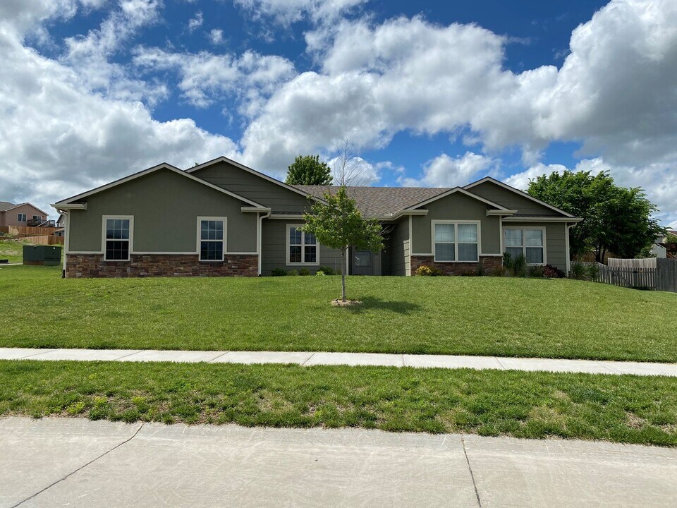 205 Highland Grove Dr in Manhattan, KS - Building Photo