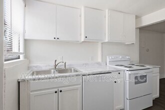 1015 N Scott Ave in Belton, MO - Building Photo - Building Photo