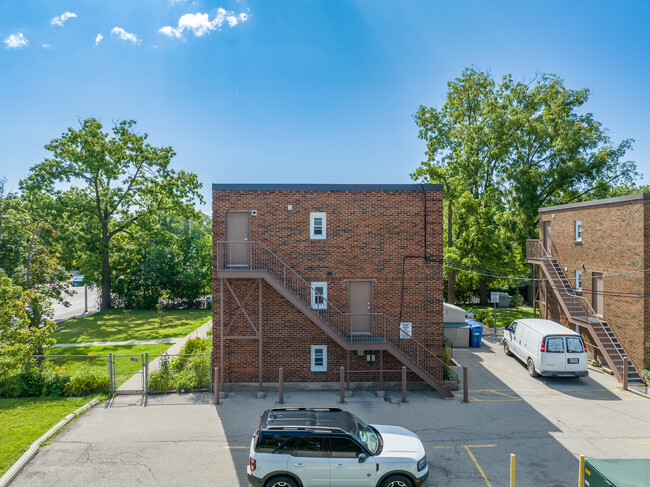 708 Brant St in Burlington, ON - Building Photo - Building Photo