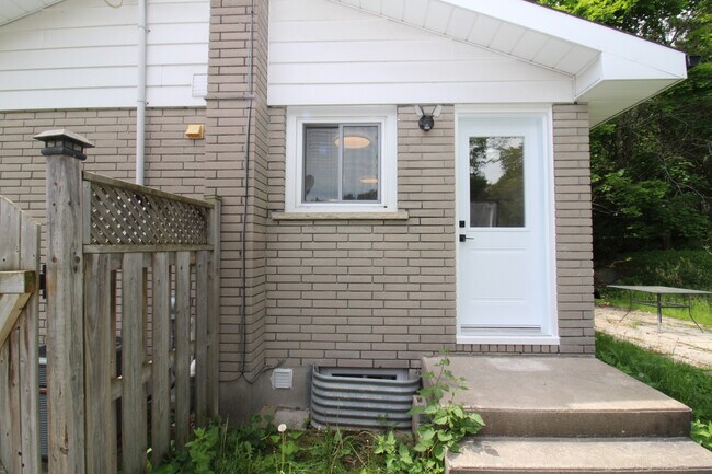 41 Beechwood Dr in Peterborough, ON - Building Photo - Building Photo
