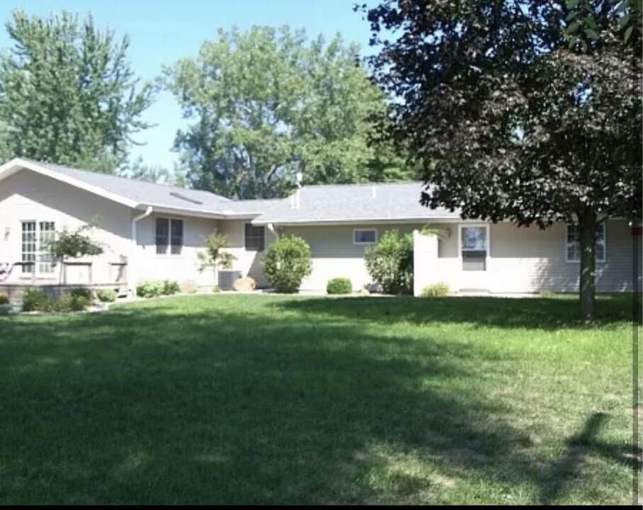 625 State St, Unit Main house in Culver, IN - Building Photo