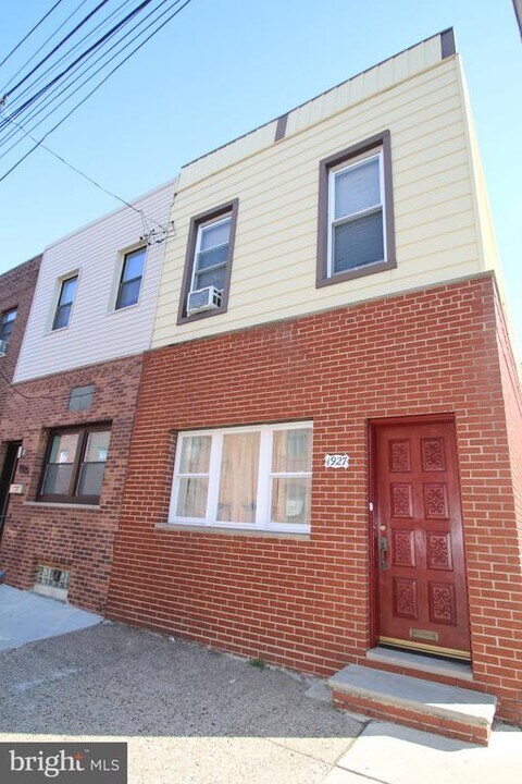 1927 S 10th St in Philadelphia, PA - Building Photo