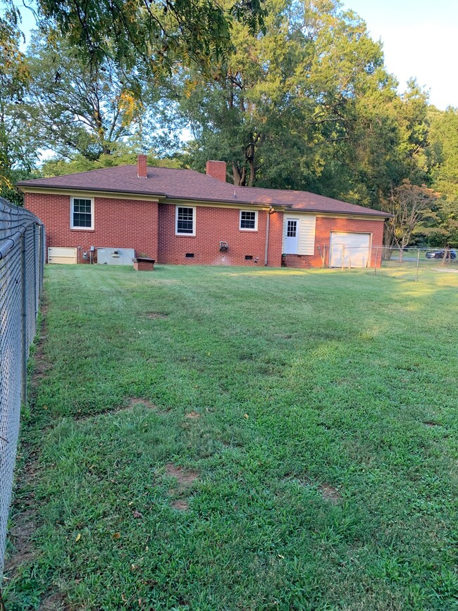 2400 Sunset Rd in Charlotte, NC - Building Photo - Building Photo