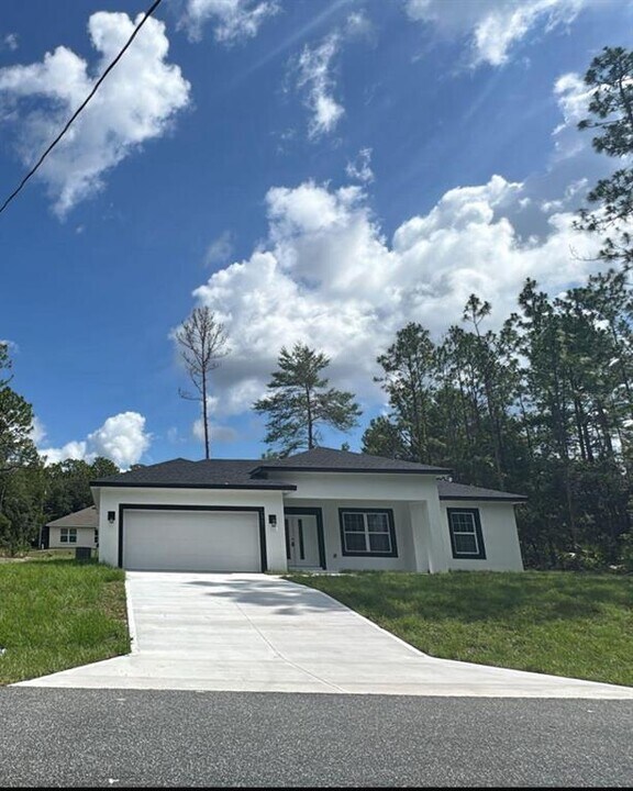 1465 W Landmark Dr in Citrus Springs, FL - Building Photo