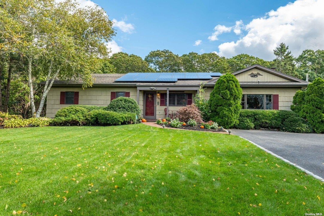 254 Meeting House Creek Rd in Aquebogue, NY - Building Photo