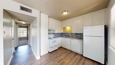 3800 E 29th St, Unit 15 in Bryan, TX - Building Photo - Building Photo