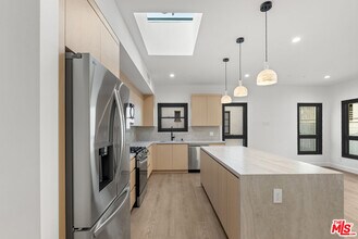 132 S Oakhurst Dr in Beverly Hills, CA - Building Photo - Building Photo