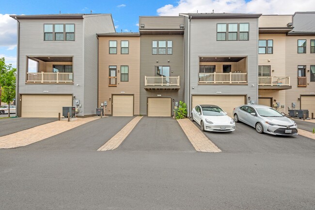 43501 Apple Orch Sq in Brambleton, VA - Foto de edificio - Building Photo