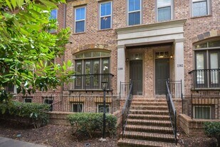 2380 Crescent Park Ct in Atlanta, GA - Building Photo