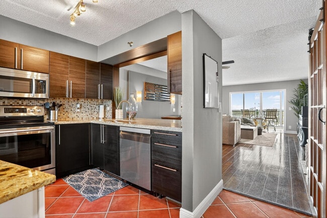 2202 S Cypress Bend Dr in Pompano Beach, FL - Building Photo - Building Photo