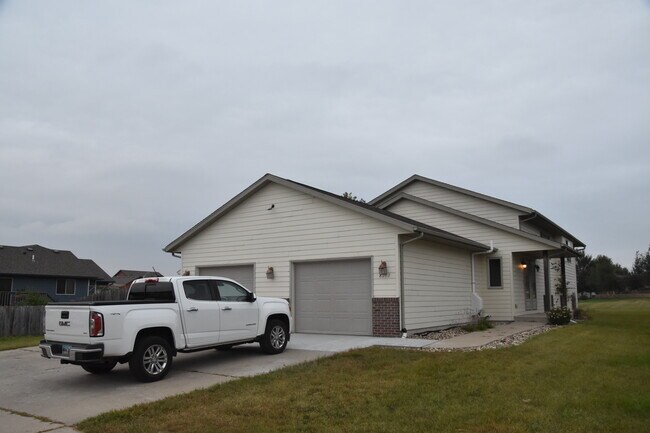 8102 S Hughes Ave, Unit 1 in Sioux Falls, SD - Building Photo - Building Photo