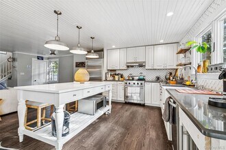 212 Lumber Ln in Bridgehampton, NY - Building Photo - Building Photo