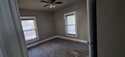 216 NE Douglas St, Unit #1 in Lee's Summit, MO - Building Photo - Building Photo