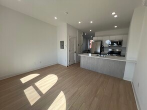 4253 Viola St, Unit 3 in Philadelphia, PA - Foto de edificio - Building Photo