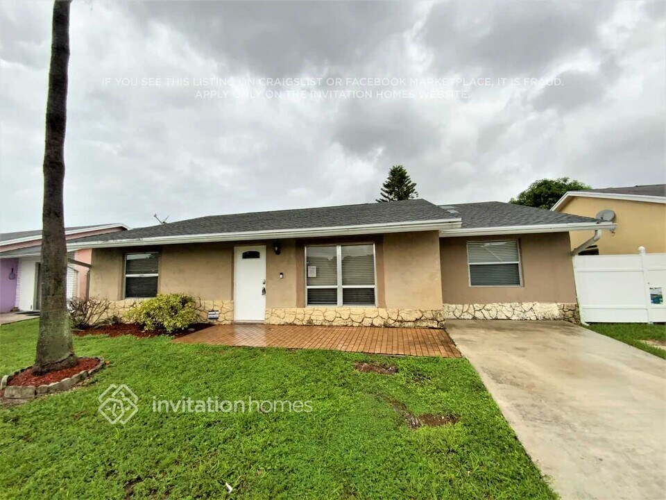 6091 Lambeth Cir in Greenacres, FL - Building Photo