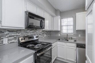 Sevilla Condos in Carrollton, TX - Foto de edificio - Building Photo