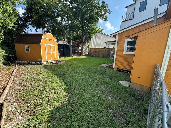 202 Robert Lee Rd in Houston, TX - Building Photo - Building Photo