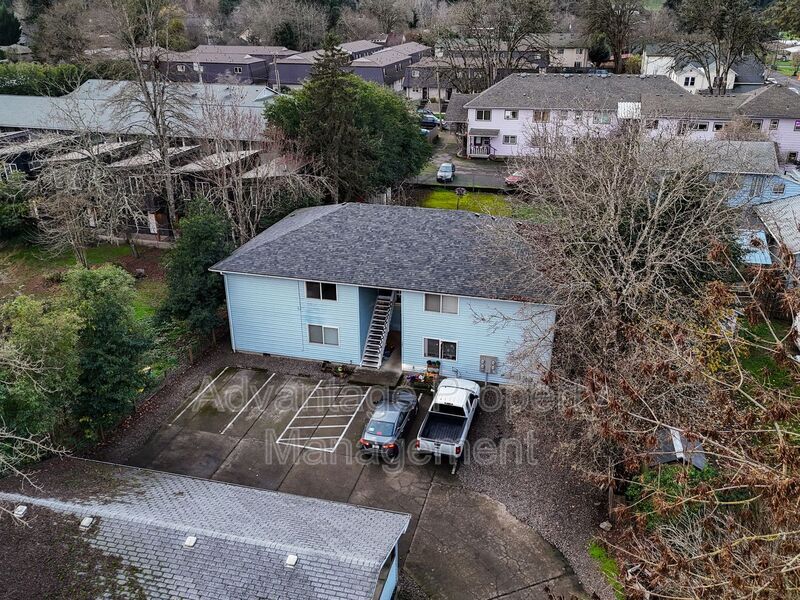 240 S Monmouth Ave in Monmouth, OR - Building Photo