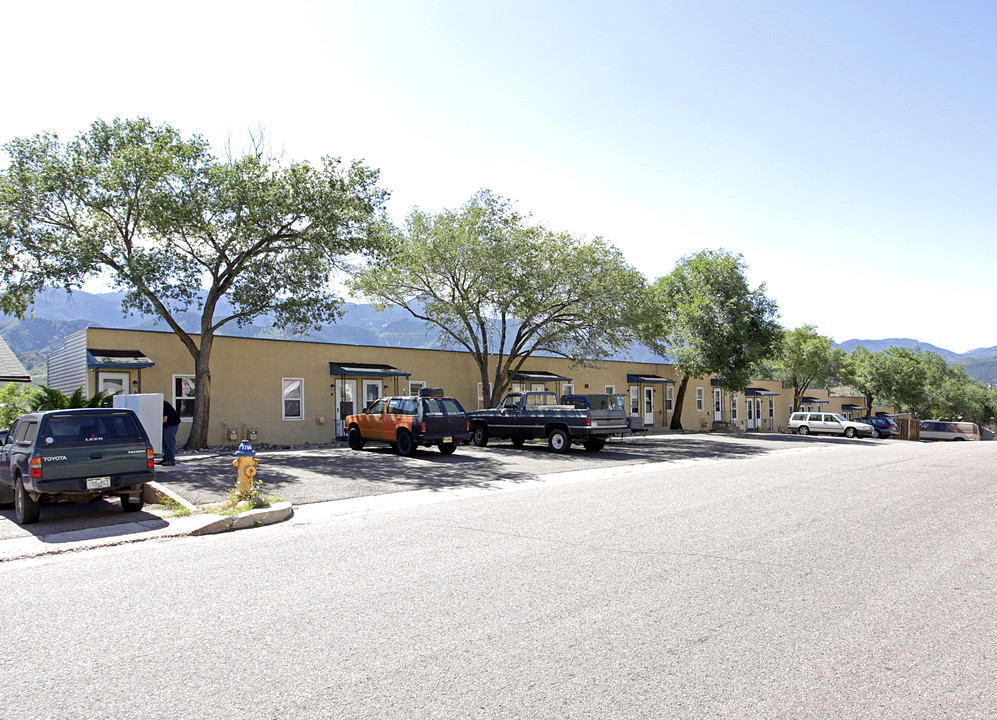 Pikes Peak Apartments in Colorado Springs, CO - Building Photo