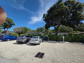 898 NE 40th St in Oakland Park, FL - Building Photo - Building Photo