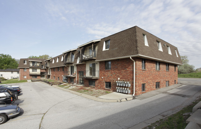 Blondo Plaza 27 Apartments in Omaha, NE - Foto de edificio - Building Photo