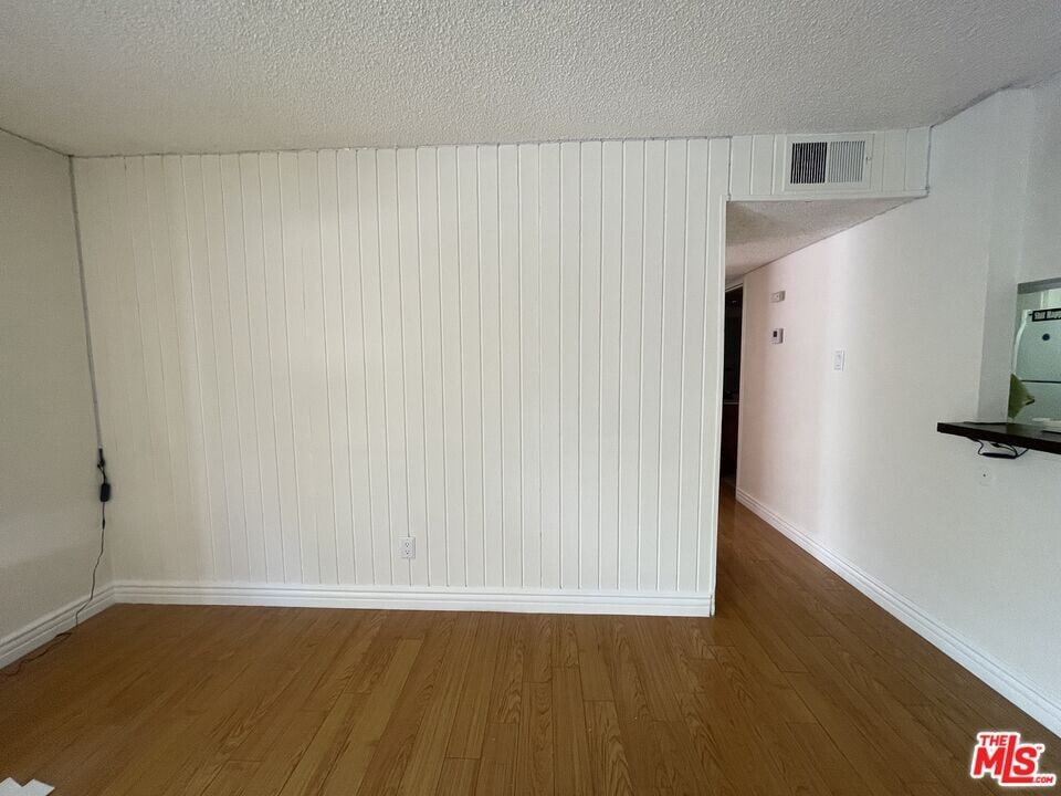 5700 Etiwanda Ave in Los Angeles, CA - Building Photo