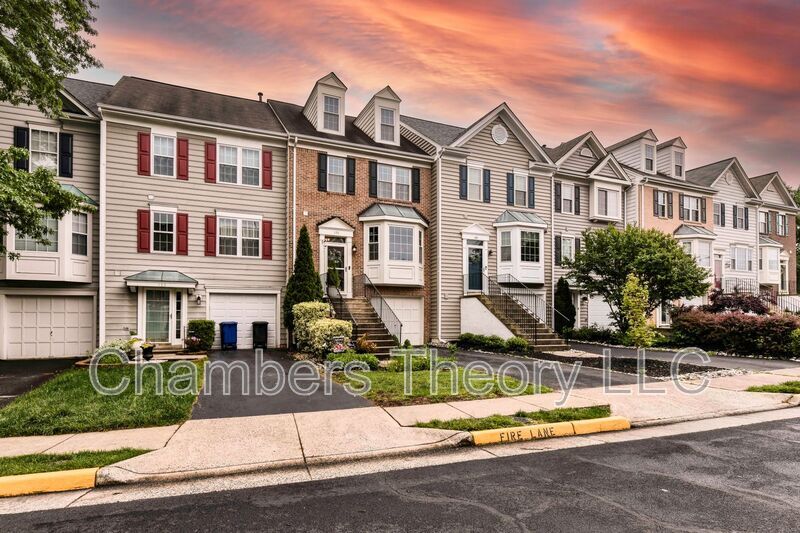 151 Hampshire Square SW in Leesburg, VA - Building Photo