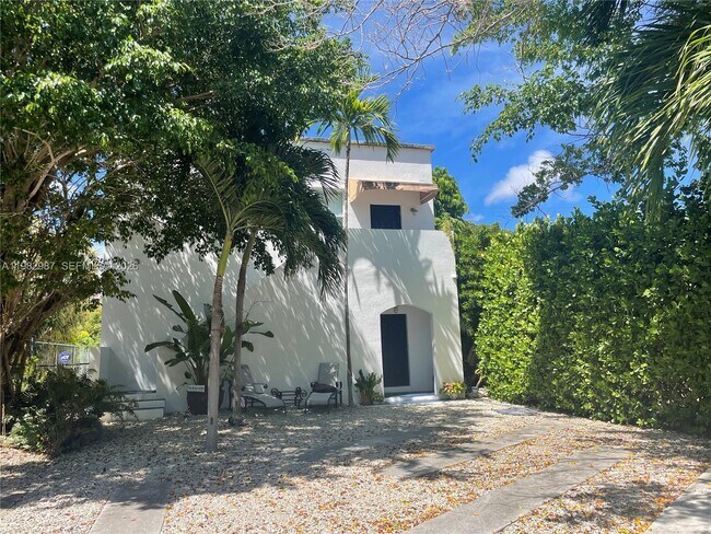 3421 SW 25th St in Miami, FL - Building Photo - Building Photo