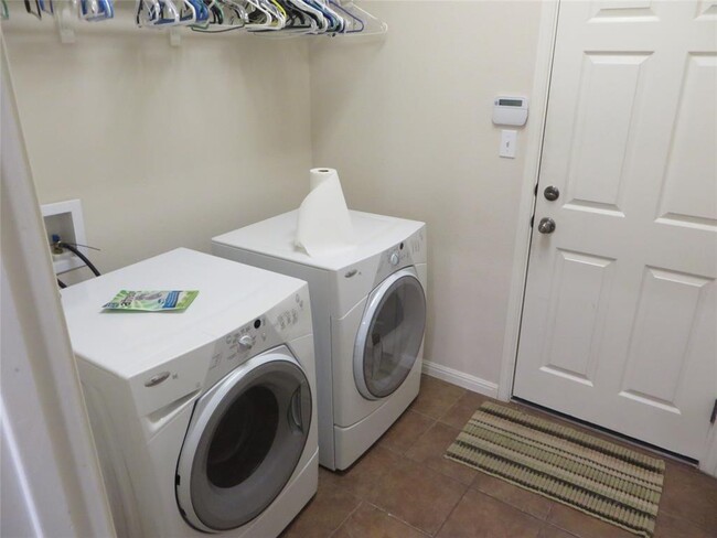 2124 Callingwood Dr in Austin, TX - Building Photo - Building Photo