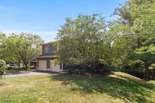 22 Mission Hills Rd in Clinton Township, NJ - Building Photo
