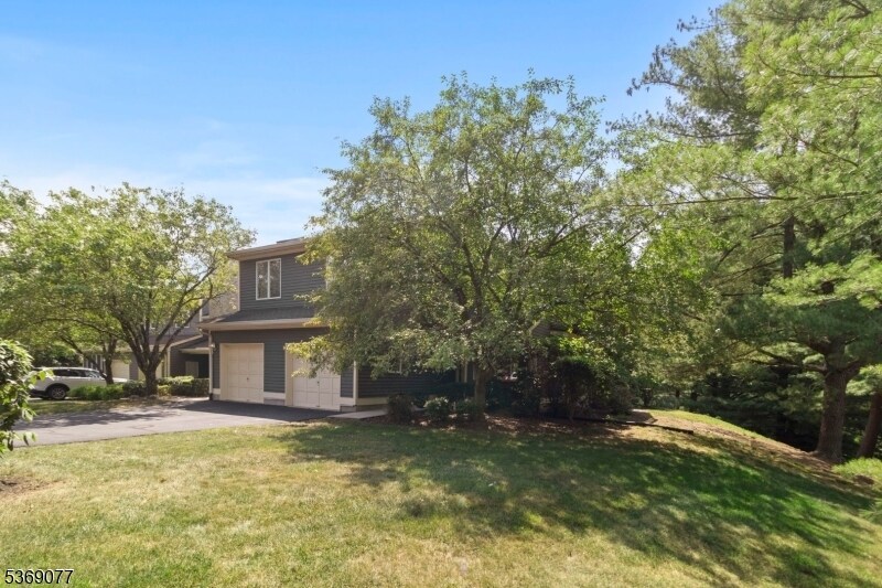 22 Mission Hills Rd in Annandale, NJ - Building Photo