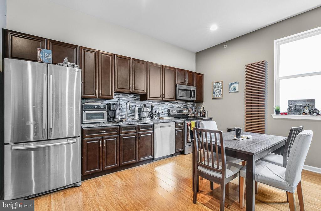 2422 Frankford Ave in Philadelphia, PA - Building Photo