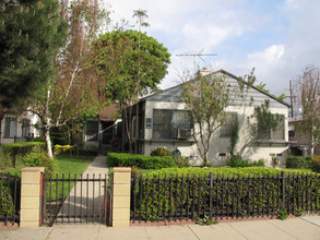 921 W Clark Ave in Burbank, CA - Building Photo - Building Photo