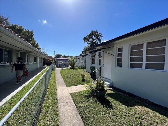 2946 SW 1st St in Miami, FL - Building Photo - Building Photo