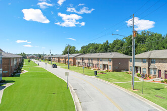 Gaslight Apartments in Decatur, AL - Building Photo - Building Photo