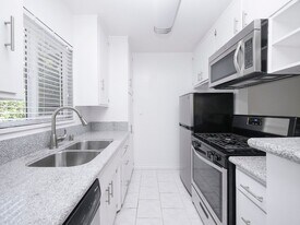 1215 Granville Ave in Los Angeles, CA - Building Photo