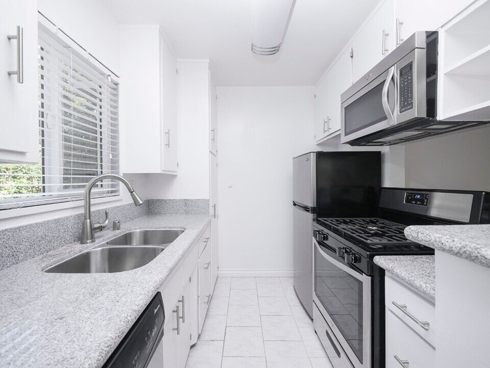 1215 Granville Ave in Los Angeles, CA - Foto de edificio