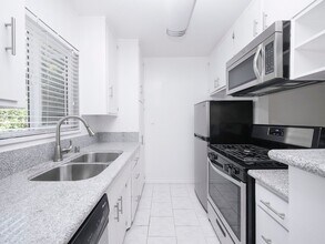 1215 Granville Ave in Los Angeles, CA - Foto de edificio - Building Photo