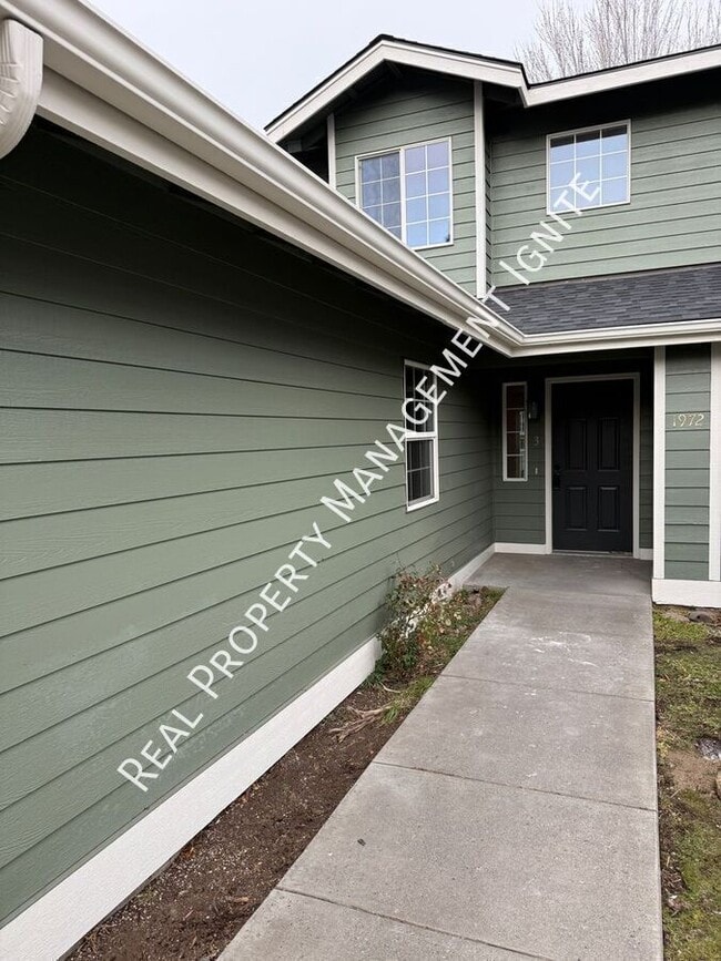 1972 NE Sams Loop in Bend, OR - Building Photo - Building Photo