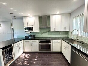 1280 NE 38th St in Oakland Park, FL - Building Photo - Building Photo