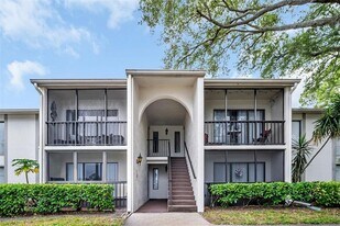 2523 Pine Ridge Way S in Palm Harbor, FL - Building Photo