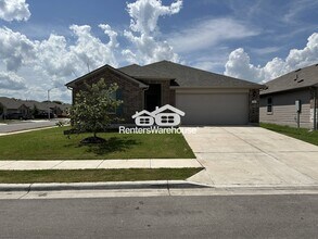 332 Harvest Crk Dr in Uhland, TX - Building Photo - Building Photo