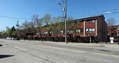 1209 Queen St E in Toronto, ON - Building Photo - Building Photo