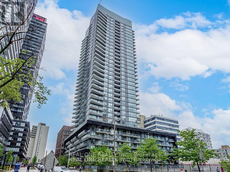 30-930 Roehampton Ave in Toronto, ON - Building Photo